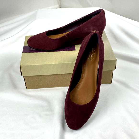 Clarks Vendra Bloom Wedge Heels Sz 7.5 Burgundy Plum Suede Sip-Ons - Picture 1 of 10